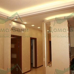 Двухуровневый потолок создаёт городской уют